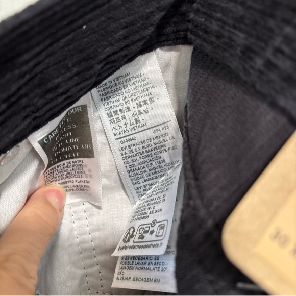 NWT Levi's High Waisted Black Tapered Corduroy Mom Jeans Pants Size 30 X 30 - Picture 8 of 13
